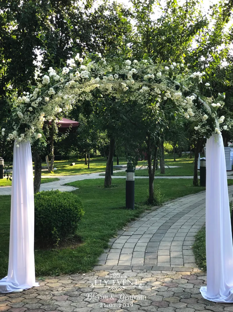 Ambient i dekoruar për ceremoni
